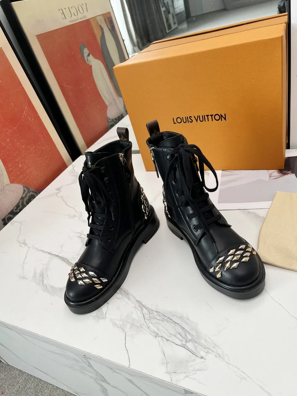 👟👟Ex-factory price 600👟👟 The cabinet is synchronized with the quality of LV Louis Vuitton's high-end products, hot models that have been out of stock many times through purchasing agents, and the upper hardware is molded and dazzling. The fabric is made of imported calfskin. Sheepskin lining, sheepskin foot pads, original molded outsole. It looks great on your feet and is super cool! The real thing is more beautiful. 35-40, size 41 can be customized